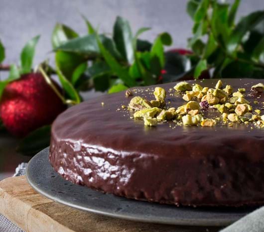 Lækker Fairtrade chokoladekage med Fynbo kirsebærsauce